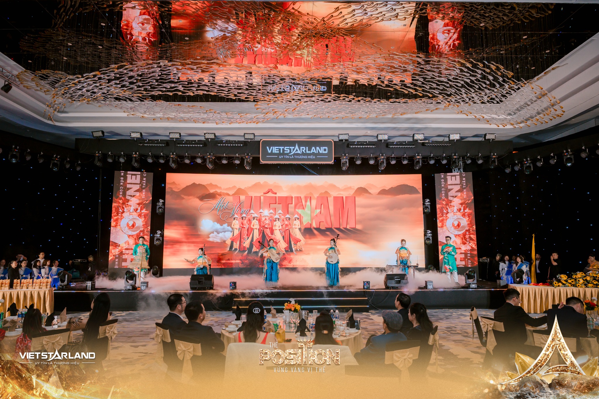 Biểu diễn sân khấu Year End Party